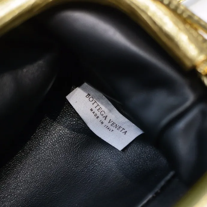 Batch 1260 Real shot👇2020 New colors on Xiaoyunduo Authentic Italian original Bottega Veneta This Pouch clutch bag is one of the first designs created by designer Daniel in BV. It has a simple soft silhouette bag body without any unnecessary decoration. It has a very elegant and high-end texture when you hold it casually in your hand. The more you look at it, the more you will be fascinated by it. Counter quality size: 22*12.7cm (small cloud embossed gold)